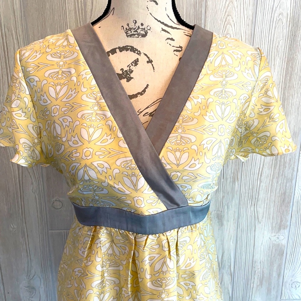 Grey and yellow maternity blouse. Oh Baby by Motherhood. Size M